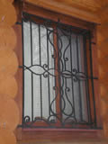 Кованные решетки на окна.